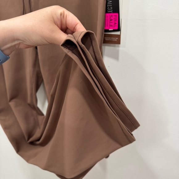 Vuori Daily Wideleg Pants in Clove XL - Picture 5 of 9